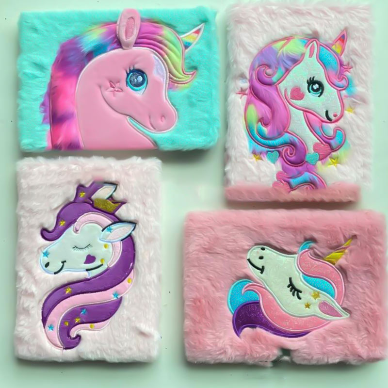 Cuaderno de peluche colorido con cabeza de unicornio brillante en la cubierta